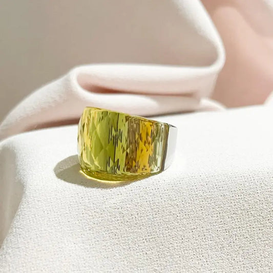 ANILLO EN ACERO CON RELIEVE EN CRISTAL AMARILLO